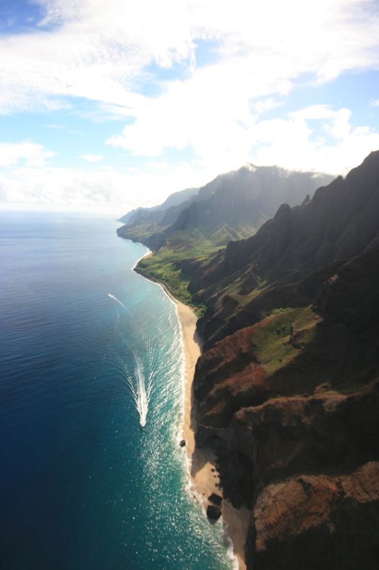 Na Pali, Kauai: boat for scale and glamour